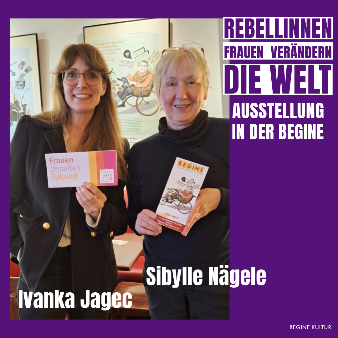 Ein Foto von zwei Frauen, eine mit langem Haar und Brillen hält das Frauenmärz Programm und die andere mit kurzem Haar, hält das Begine- Programm in der Hand. 